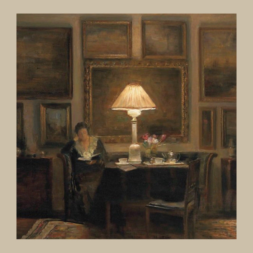 Lesende kvinne ved lampebordet, 20x30 cm