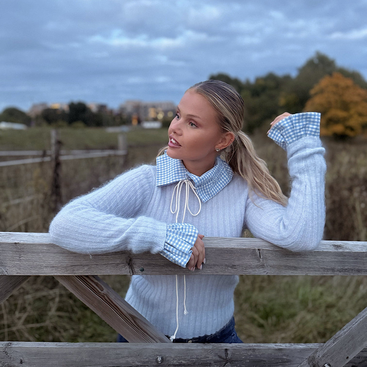 Lyseblå og hvit avtagbar krage